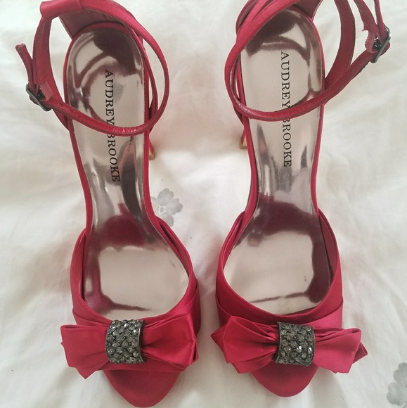 *NWOT* Hot red bowtie pumps - Picture 3 of 4